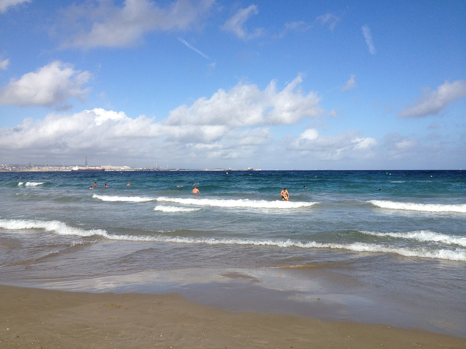 Orilla de la playa de La Pineda