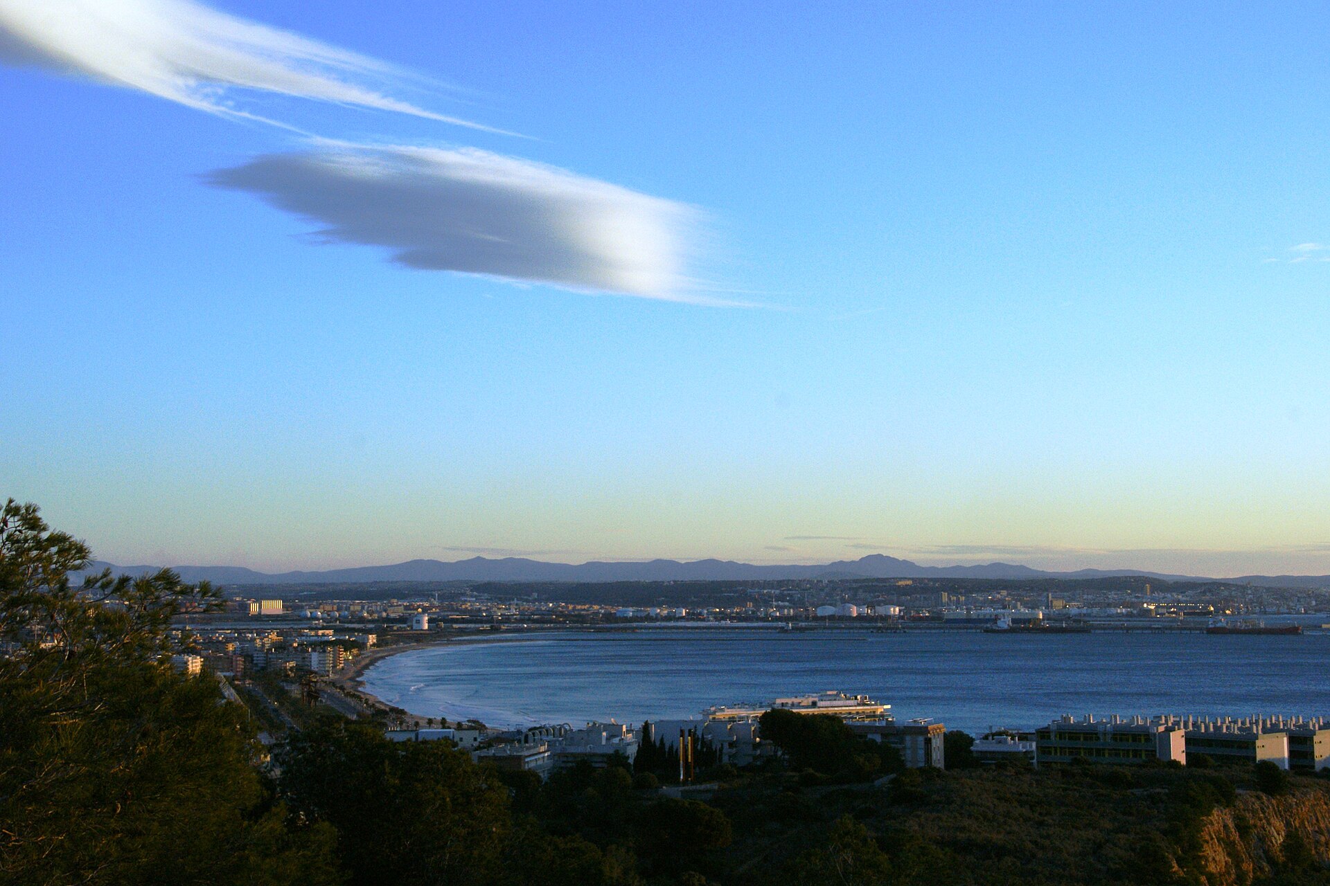 Paseo marítimo y playa de La Pineda